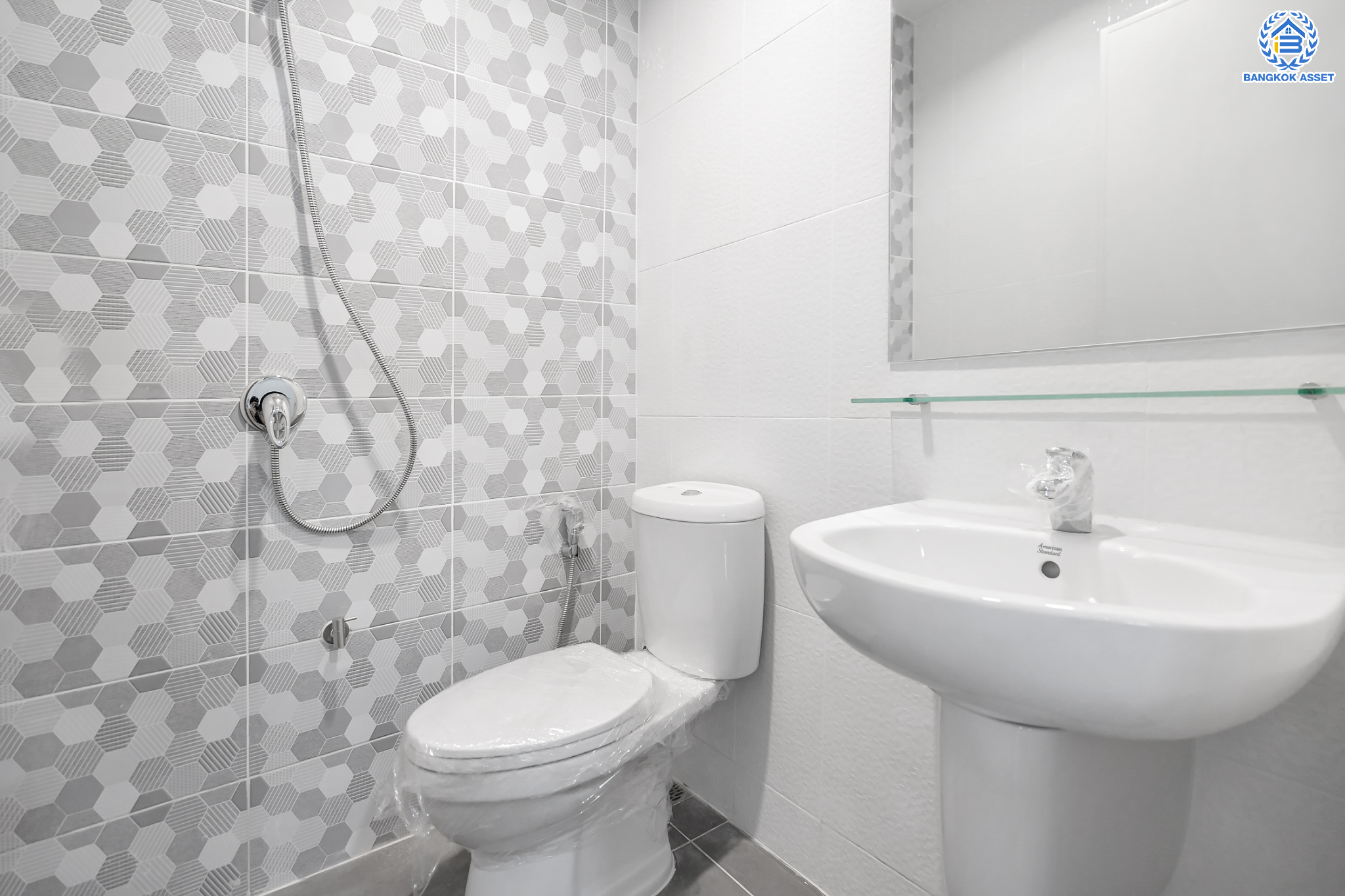 บ้านมืองสองตกแต่งใหม่ ม.พระปิ่น 2 บรมราชชนนี บ้านพร้อมอยู่ หลังใหญ่ บนเนื้อที่ 25.6 ตร.ว. ฟังก์ชัน 2 ห้องนอน 2 ห้องน้ำ 1 ที่จอดรถ บนทำเลศักยภาพ เดินทางสะดวก เชื่อมต่อถ.บรมราชชนนี, ถ.ศาลาธรรมสพ ใกล้ม.มหิดล และจุดขึ้นทางด่วน "ศรีรัช"